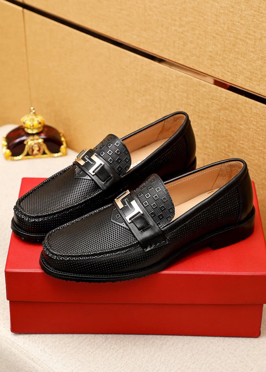 Men's shoes 💰462 💐 Product trademark: Ferragamo "Ferragamo" casual leather shoes Regular size: 38-44 (45.46🉑️customized) Product materials: Selected imported first-layer calfskin embossed upper + luxury hardware buckle, imported water-dyed cow leather lining. Strong three-dimensional visual effect, combined outsole Color: 1⃣️color optional